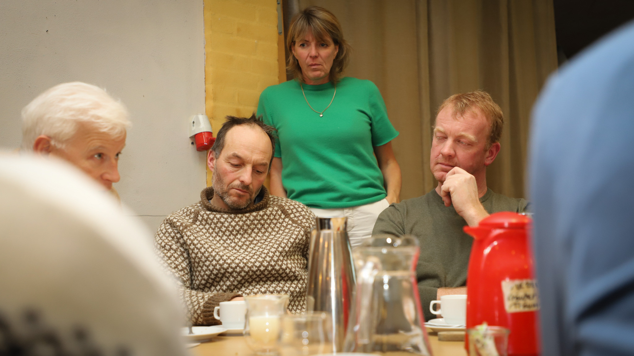 Torsten Wetche (i brun og hvid trøje) var blandt andet mødt op for at forsvare rapporten - bag ham følger direktør Helle Borup Friberg med i diskussionerne